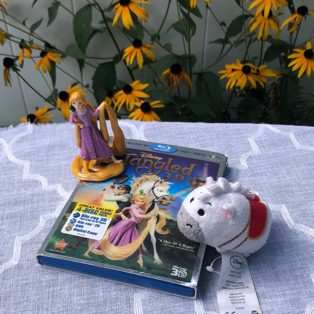 DISNEY Tangled 3D Special Edition 4 disc DVD Blu ray & Rapunzel & Maximus toys